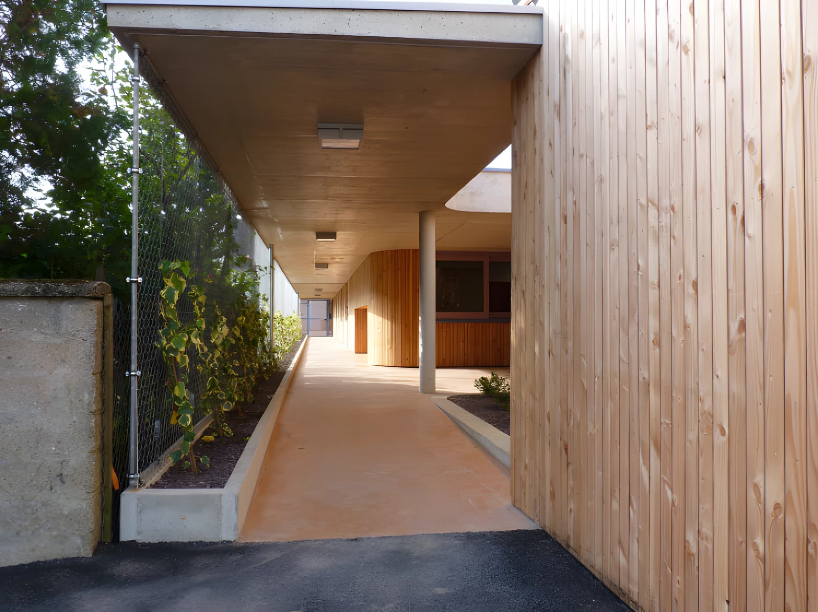 CRECHE-LOUHANS-exterieur.webp